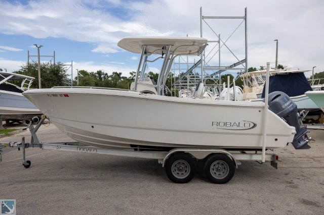 Pre-Owned 2020 Robalo R230 CC Power Boat for sale